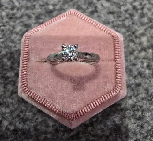 Round brilliant diamond ring - round,