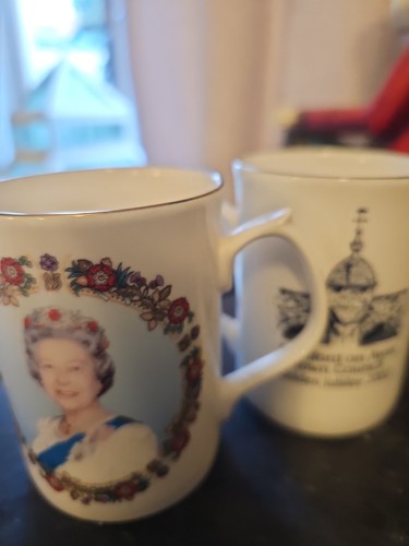 Pair queen elizabeth golden - pair,