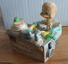EGGBERT & FRIENDS Henpecked
