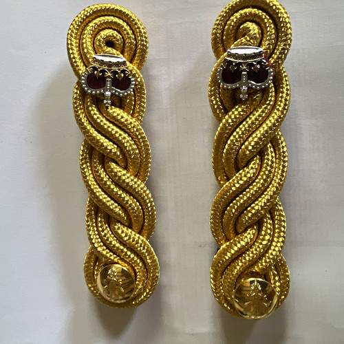 Gold braided shoulder - shoulder, boards