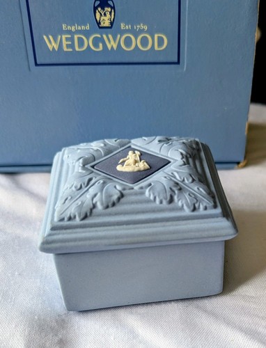 Wedgwood trinket pill box - trinket/pill,