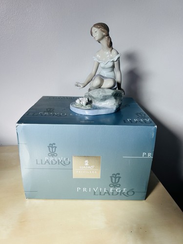 Retired privilege lladro - privilege,