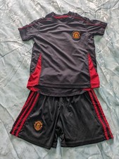 Man Utd Shirt And Shorts Age 8-9