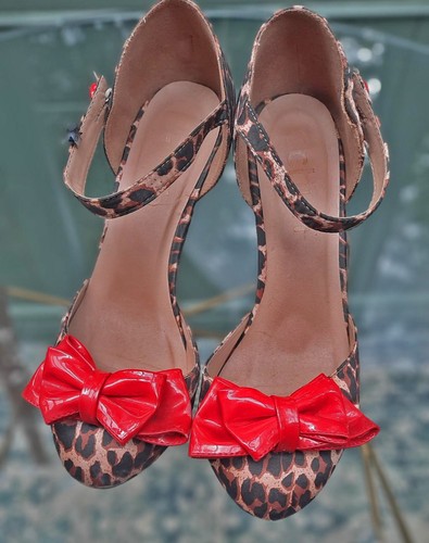 Womans leopard print - leopard,