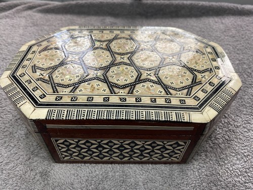 Large vintage middle - large, eastern