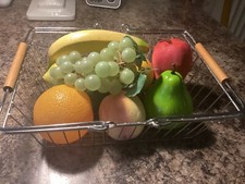 9 ITEMS OF FULL SIZE ARTIFICIAL FRUIT PLUS SMALL METAL SUPERMARKET CARRY BASKET.