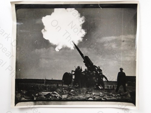 Soldiers firing anti aircraft - soldiers, anti-aircraft