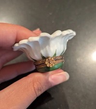 Limoges peint main France, daisy/flower with flower clasp clasp trinket box