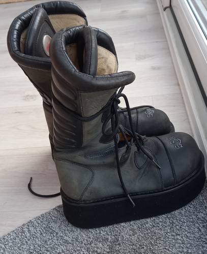 Selling pair swear boots - selling,