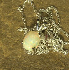 White solid 1.0ct opal pendant