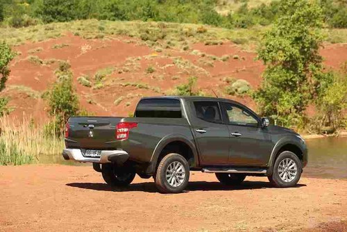 Mitsubishi l200 double - mitsubishi,
