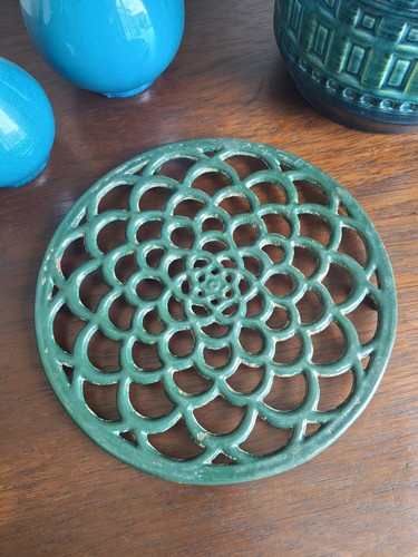 Vintage cast iron trivet - , green