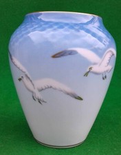 ROYAL COPENHAGEN SEAGULLS IN FLIGHT VASE - 681.