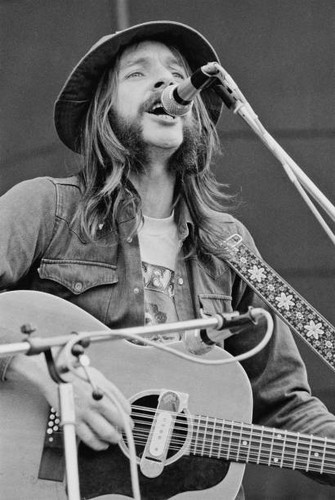 Singer alan hull performing - hull,