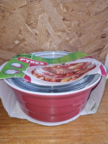 Pyrex classic round red