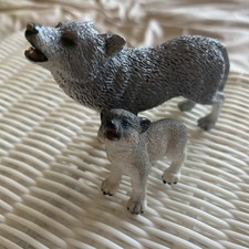 Schleich Male Dog Howling Wolf And Howling pup collectors Wildlife Models