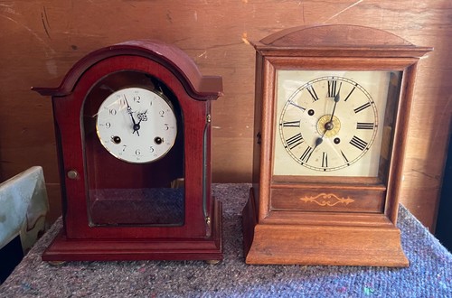 Wooden cased mantel clocks - 2x,