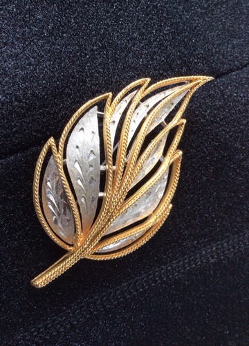 Vintage leaf brooch gold - leaf,