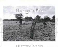 1987 Press Photo Kid Carries a