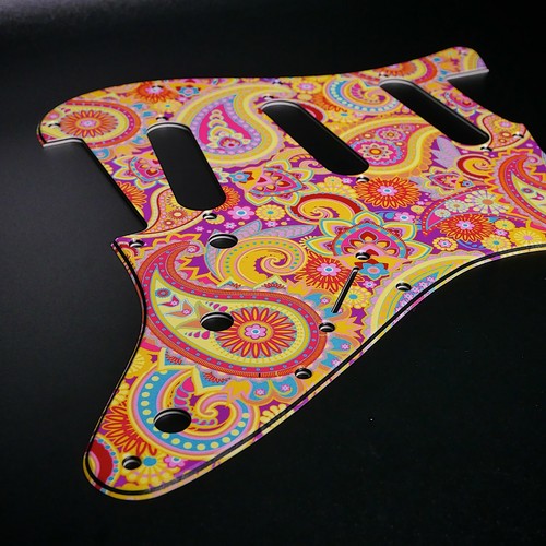 Fender strat pickguard - fender, •