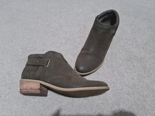 TU size 5  Brown Boots