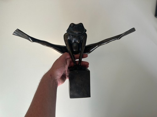 Bronze sculpture leaping - bronze,