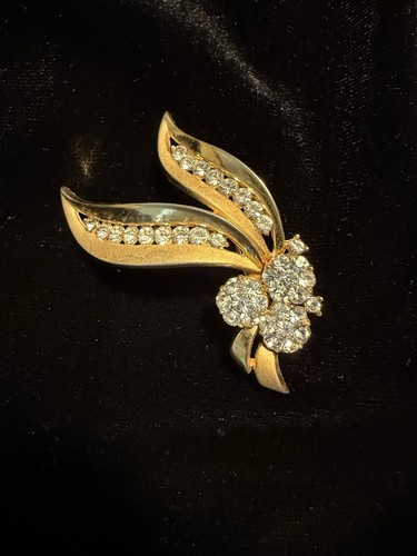 Signed crown trifari gold tone - signed,