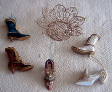 5 x DECORATED MINIATURE SHOE CHRISTMAS TREE ORNAMENTS  & WIRE BASKET WITH BEADS