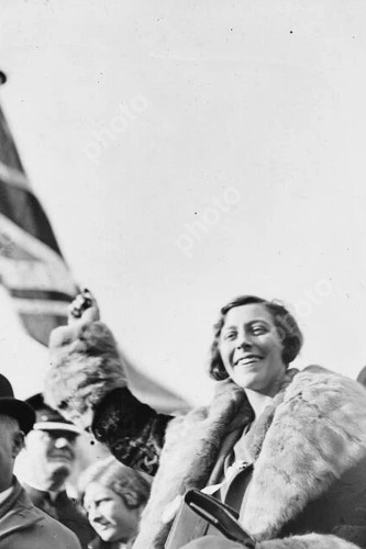 English aviatrix amy johnson - aviatrix,