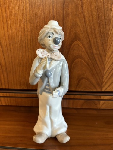 Casades clown figure playing - casades,