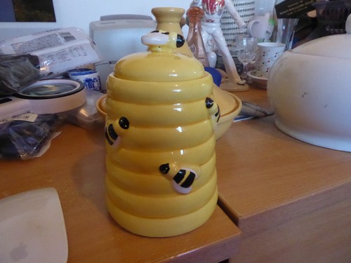 Large yellow bee honey - large, pot