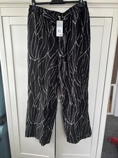 Women’s Black & White Wide