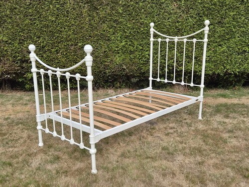 Laura ashley branded - laura,