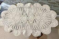 VINTAGE WHITE COTTON HAND CROCHET LACE OVAL TABLE MAT/DOILY ~ 18" x 11"