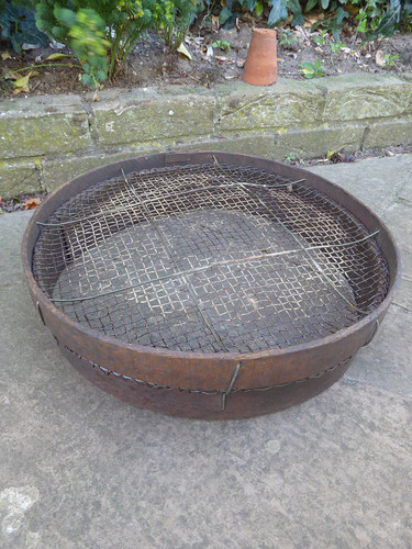Vintage wooden garden sieve - ,