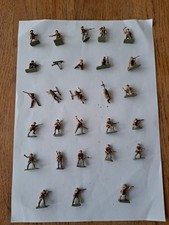 28 x Australian Ww2 Hand Painted Soldiers in 1 : 72 Scale 