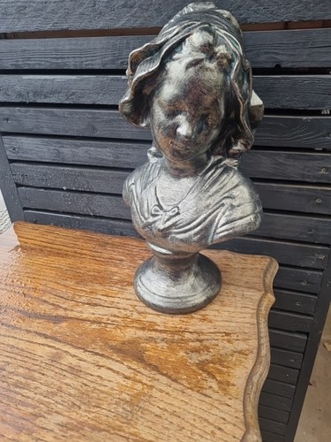 Peasant girl with bonnet