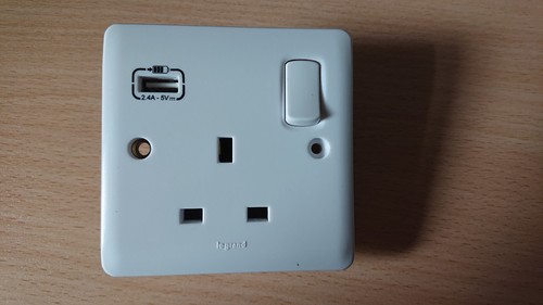 Legrand 13a single socket - single, with
