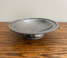 VINTAGE HAND HAMMERED SPECULUM PLATE SILVER PLATED PEDESTAL BOWL