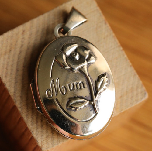 9ct solid yellow gold mum - solid,