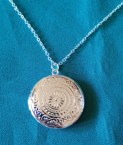 Silver round locket 32x6 5mm - ,