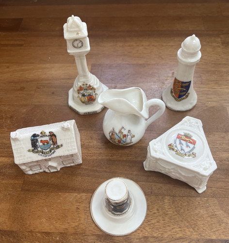 Crested ware pieces of - 6,