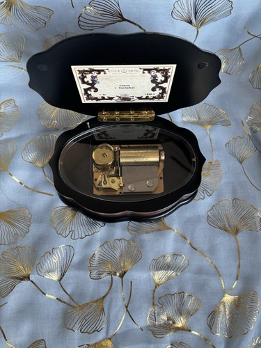 Reuge music box - box, playing
