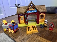 ELC Happyland Fire Station with Fire Engine & 3 Figures (27)
