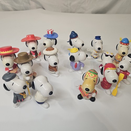 Mcdonald snoopy world tour - snoopy,