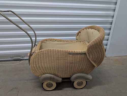 Vintage 1950 wicker alter - wicker,