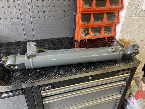 Hydraulic ram 1000284778 - 85, 45