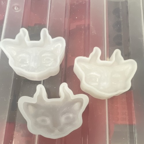 White silicone horned cat - 3x,