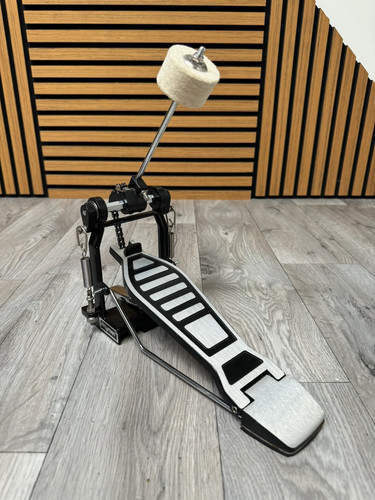 Single bass drum pedal kick - bass, /