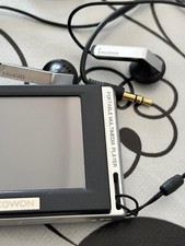 COWON D2 2GB Portable Multimedia Player iaudio Earphones